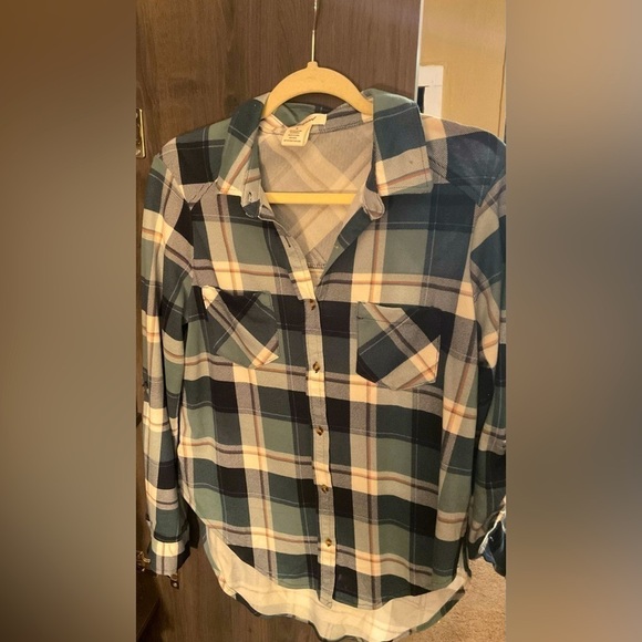 ‘Passport’ from Buckle. Size medium, high-low, plaid button down - Picture 1 of 4
